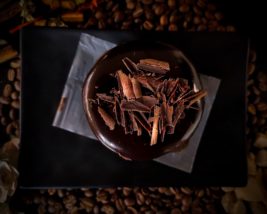 大東カカオのクーベルチュールチョコレートを刻んだもの