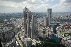 新宿にはショッピングビルが立ち並んでいます。