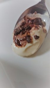 mamano生チョコソースをアイスクリームにかけて食べても美味しい！